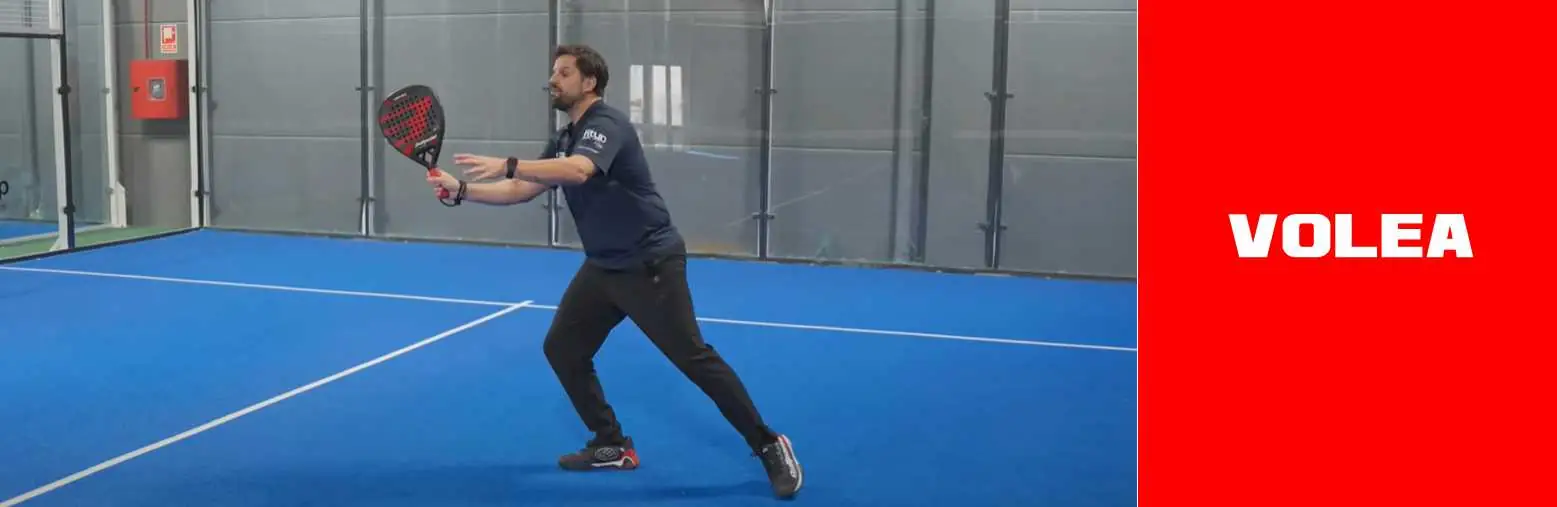Jugadores de pádel ejecutando una volea en la red