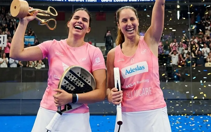 Delfina Brea y Gemma Triay celebrando el N°1 del mundo en pádel femenino Premier Padel 2025